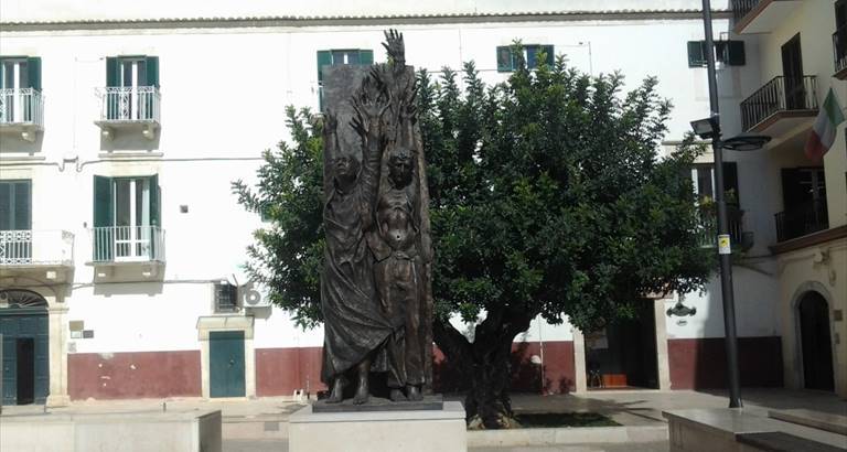 Monumento don Pietro Pappagallo e Gioacchino Gesmundo