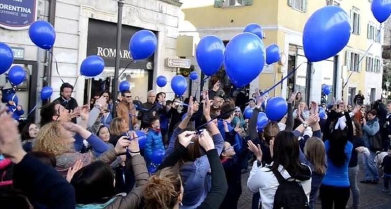 palloncini blu per l'autismo