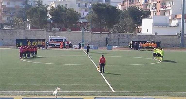 squadre schierate a centrocampo al comunale