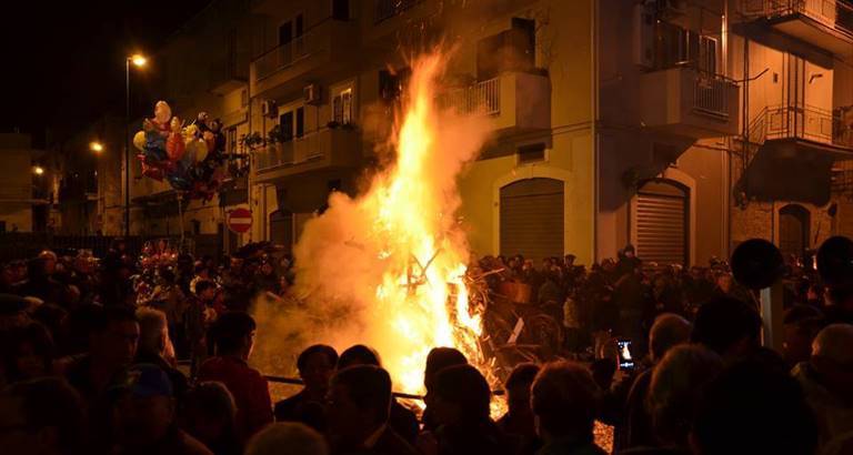 accensione del fuoco per la madonna dell'annunziata