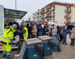 fila per la distribuzione del kit per il porta a porta