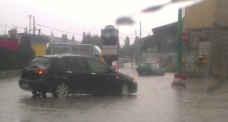 sottopassaggio bloccato dai vigili
