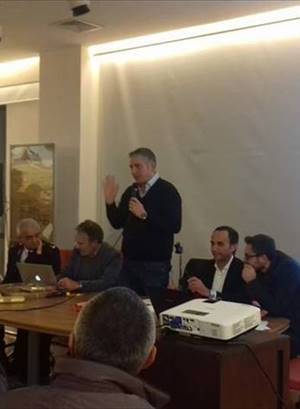 il consigliere allegretti durante l'assemblea pubblica per il porta a porta