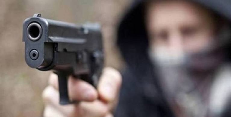 minaccia con pistola