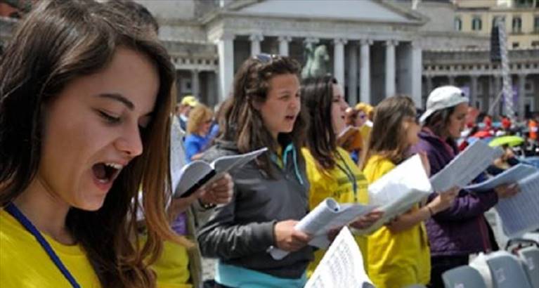coro in piazza plebiscito