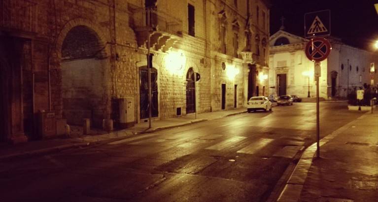 cordolo giallo rimosso presso il varco della ztl in corso vittorio emanuele
