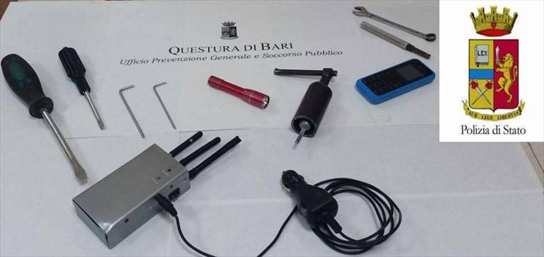 Il materiale sequestrato dalla Polizia