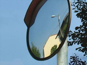 Specchi parabolici installati nelle campagne e in città