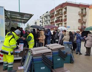 In fila per la distribuzione del kit per il porta a porta