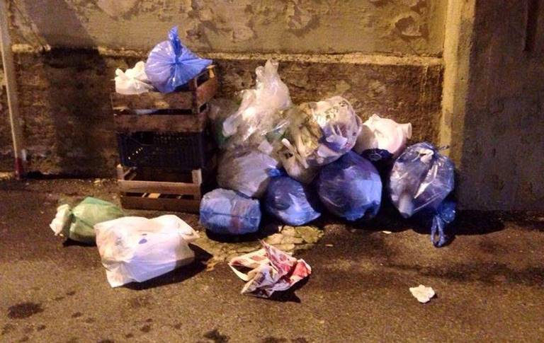 I sacchi di rifiuti ieri in giro per Fasano