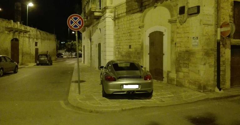 auto in sosta sul marciapiede