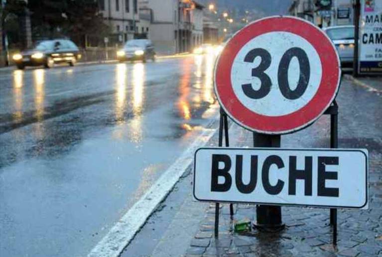 buche nelle strade