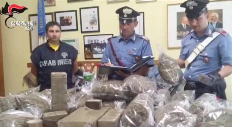 La droga sequestrata dai Carabinieri a Terlizzi