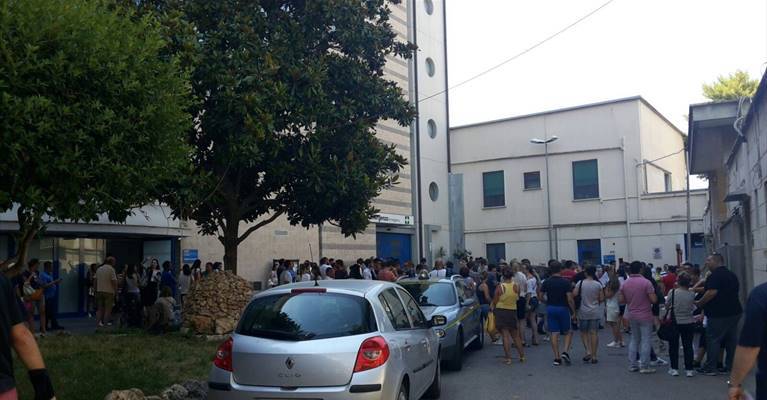 folla di parenti davanti al bonomo di andria