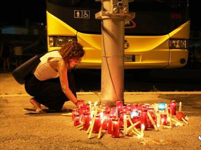 Marea umana in strada. Le immagini della fiaccolata in memoria delle vittime