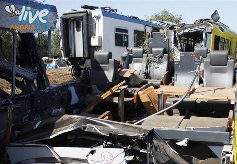 Le ultime operazioni di sgombero sul luogo dell'incidente