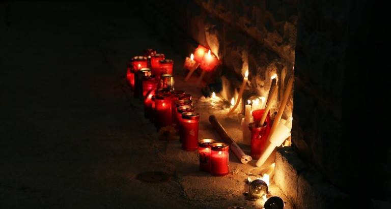 Marea umana in strada. Le immagini della fiaccolata in memoria delle vittime