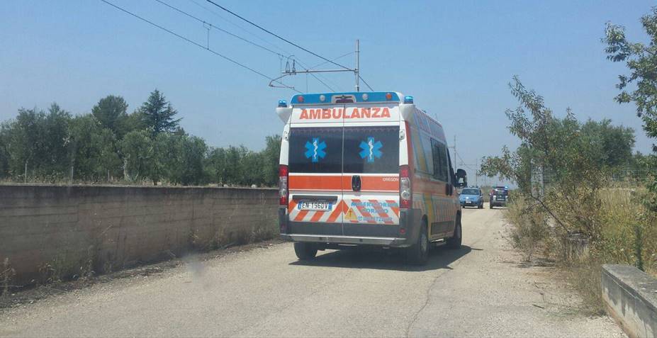 Una delle ambulanze arrivate sul luogo della tragedia ferroviaria