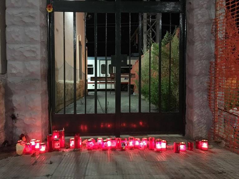 Marea umana in strada. Le immagini della fiaccolata in memoria delle vittime