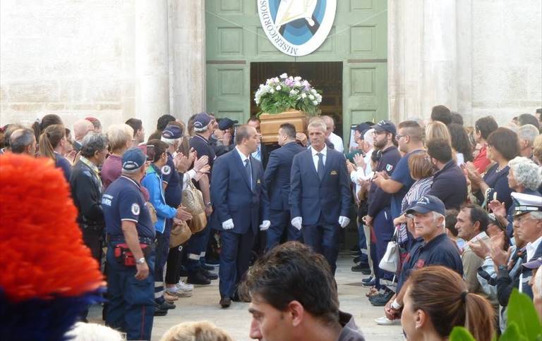 l'ultimo saluto di terlizzi ad albino de nicolo e donata pepe