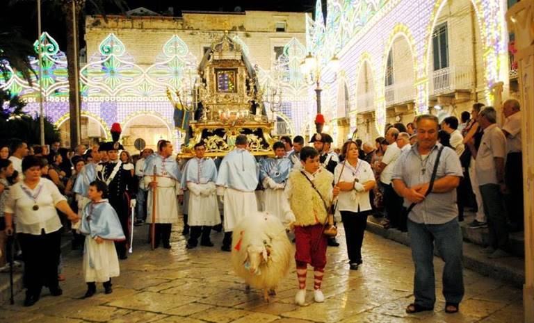 la madonna di sovereto in processione