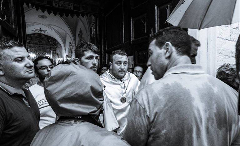 processione rinviata
