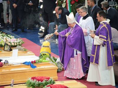La cerimonia funebre al Palasport