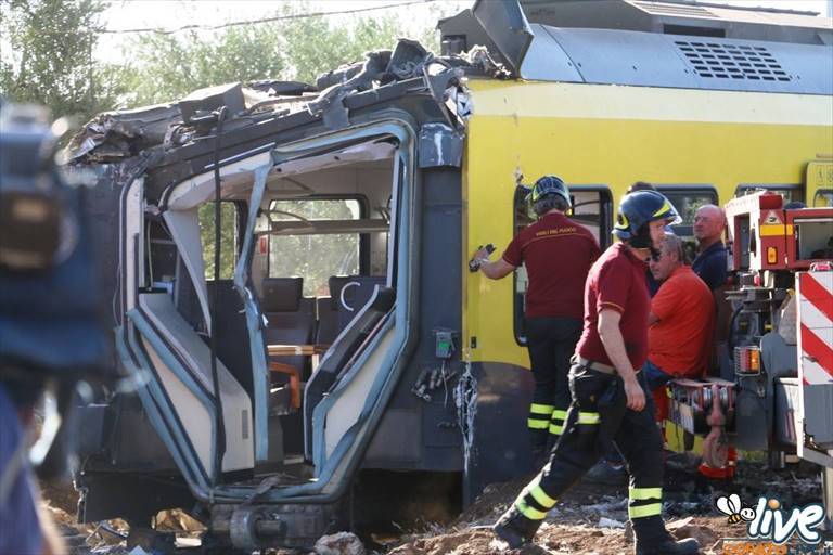 Il fotoracconto della tragedia sui binari tra Corato e Andria. Le ultime dal luogo del disastro