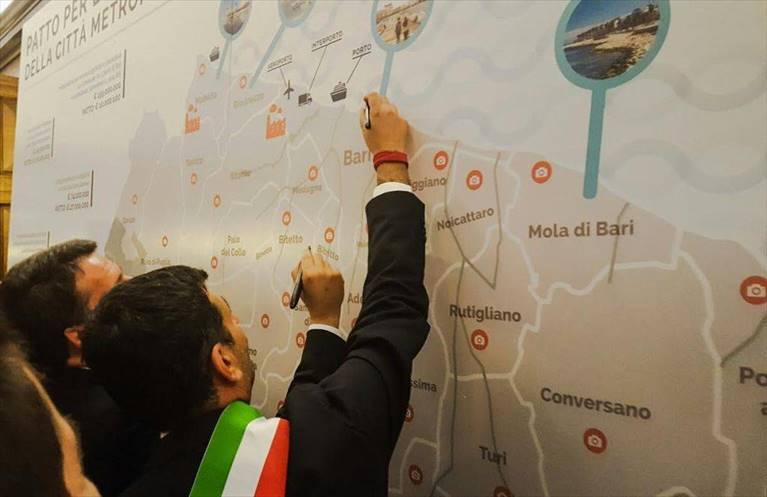 Renzi e Decaro firmano il Patto per lo sviluppo della Città metropolitana