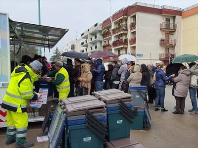 Fila per la distribuzione del kit per il porta a porta