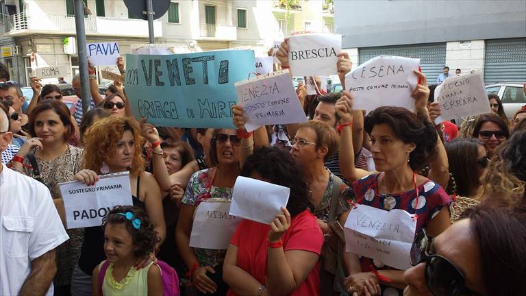 Protesta dei #nastrinirossidocentipugliesi