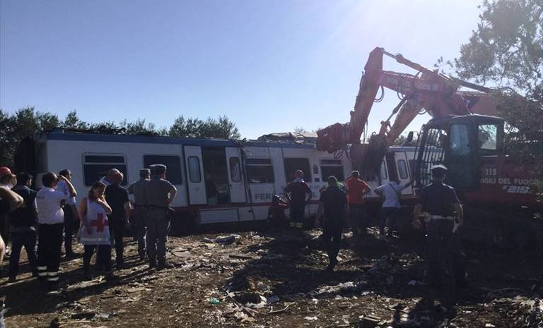 Il fotoracconto della tragedia sui binari tra Corato e Andria. Le ultime dal luogo del disastro
