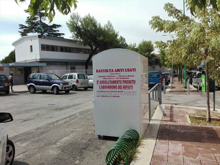 Rispuntano le campane per i vestiti usati