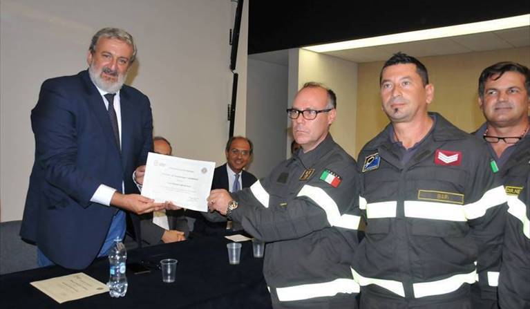 emiliano premia i soccorritori