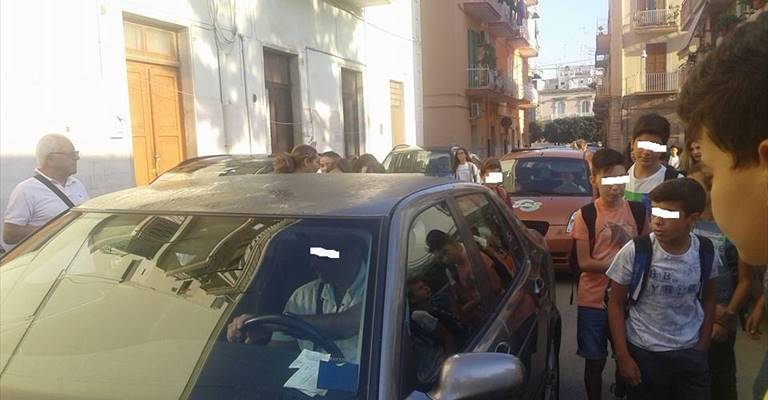 caos davanti alla scuola gesmundo