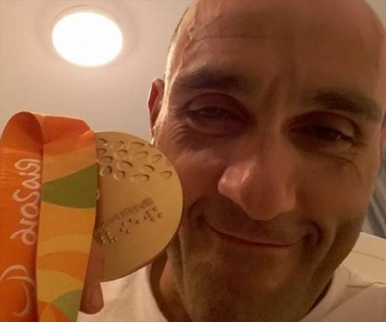 luca mazzone con la medaglia d'oro