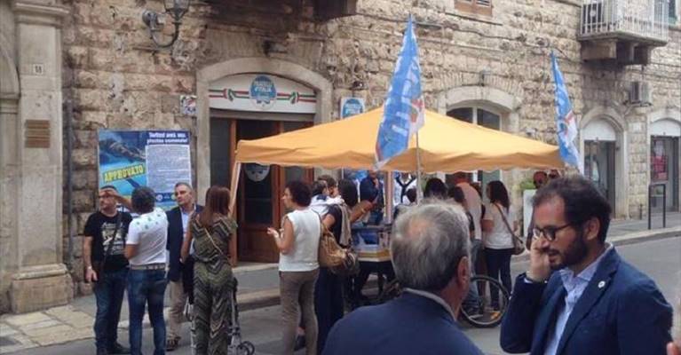 gazebo di fratelli d'italia