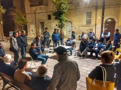 assemblea all'aperto di città civile