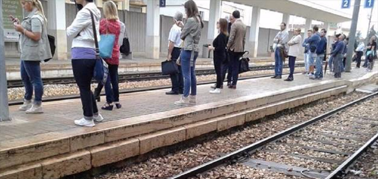 Pendolari in attesa di un treno della Bari nord