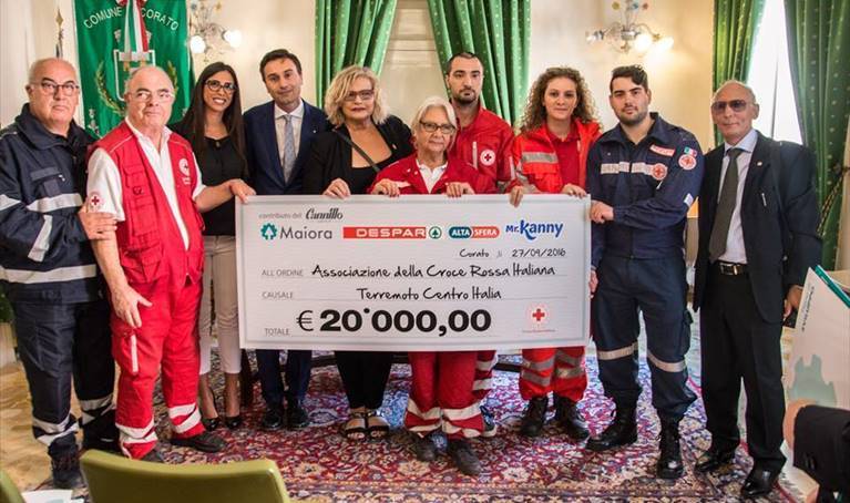 La consegna dell'assegno Maiora alla Croce rossa italiana