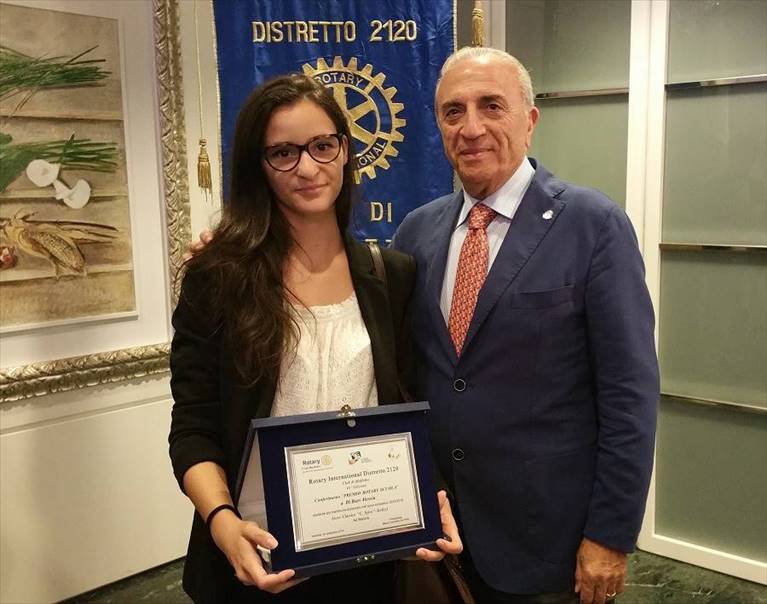 alessia di bari premiata dal rotary