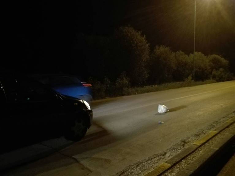 Via Sovereto, sacchetti di immondizia abbandonati al centro della carreggiata. «Incredibile, le auto hanno rischiato un incidente»