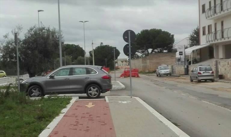 suv sulle strisce pedonali