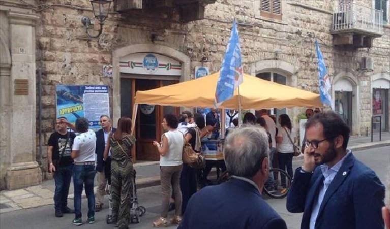 gazebo di fratelli d'italia