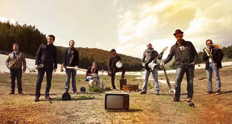 Municipale Balcanica in concerto con Roy Paci