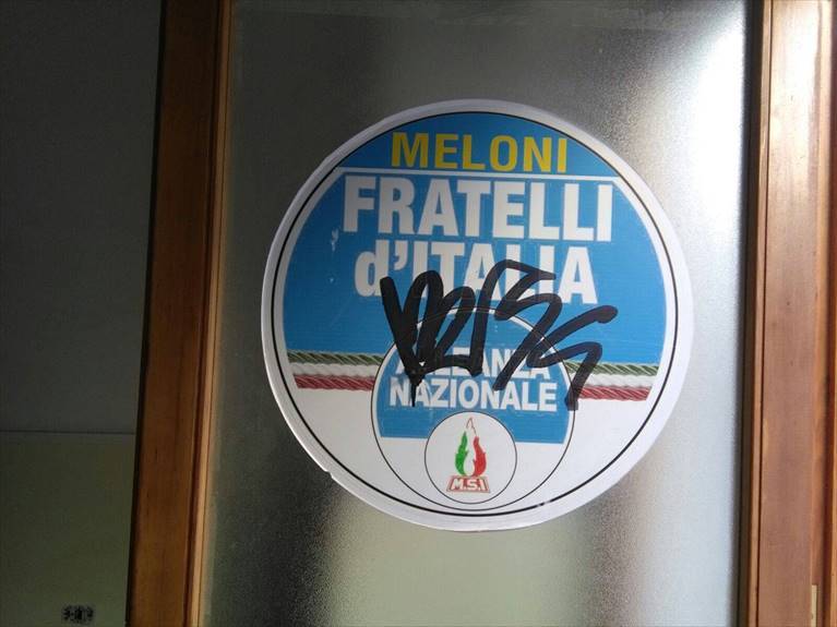 imbrattata sede fratelli d'italia