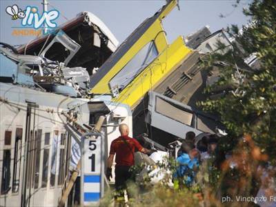 Scontro fra due treni sulla Bari Nord