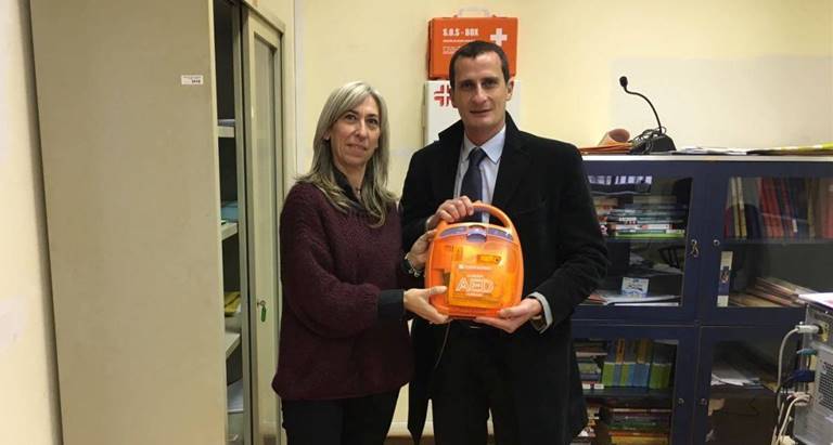 L'assessore Malerba consegna i defibrillatori