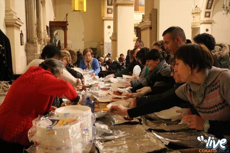 A tavola in chiesa Matrice