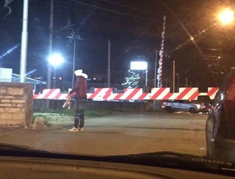 passaggio livello chiuso a metà